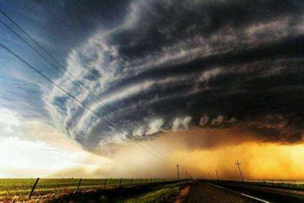 南昌小伙驱车27000公里拍下超级雷暴,拍这种景象是否会有安全隐患?