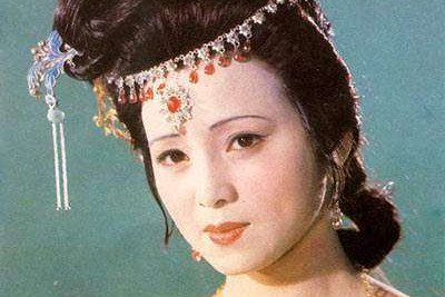 嫩寒锁梦因春冷，芳气笼人是酒香。出自哪里