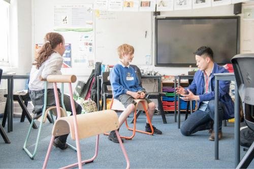 总是担心孩子坐姿不正导致脊椎弯曲,用棍子插在凳子中间防止孩子驼背有用吗?