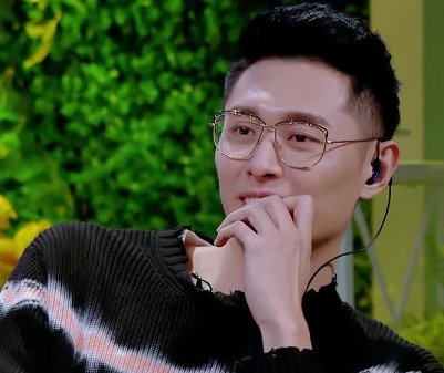 买超与张嘉倪是怎么认识的？买超的家庭背景是怎样的？