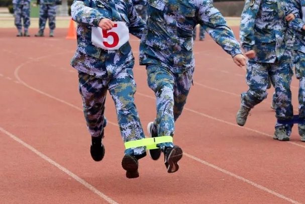 两人三足绑腿的正确方法图片