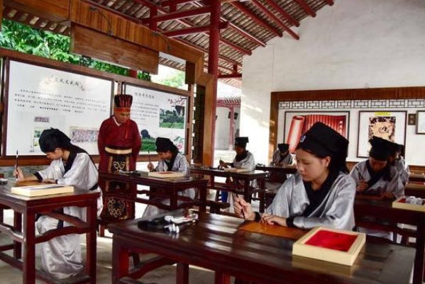 古代科举考试中的“春闱”,指的 是