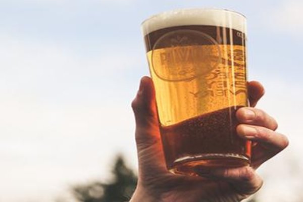 这么晚了，妈妈和阿姨还在喝酒！都给喝多了。。。我该怎么办？