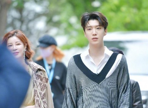 范丞丞与老板杜华同框上班一路热聊，他们的关系如何？