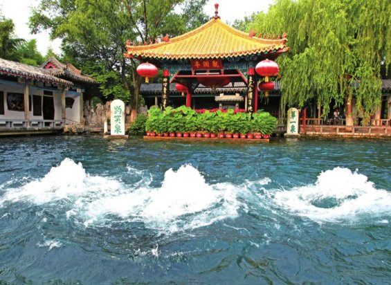 家家泉水户户垂杨写的是哪个城市