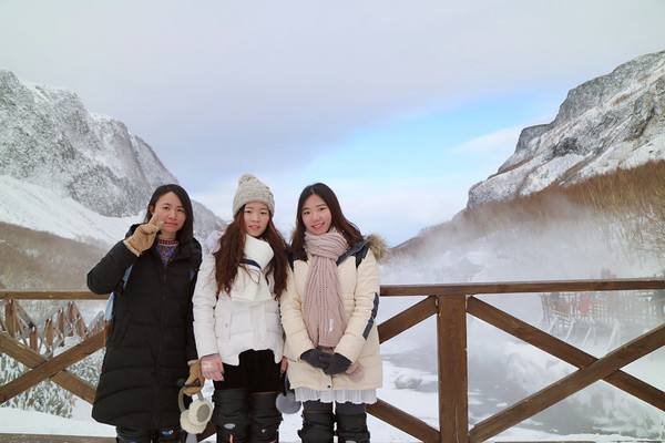 东北大哥卖雪给南方人，如何看待东北第一场雪催生的“雪经济”？