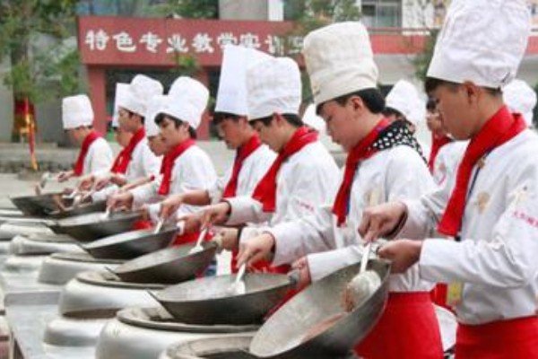 去哪里学厨师好呢？