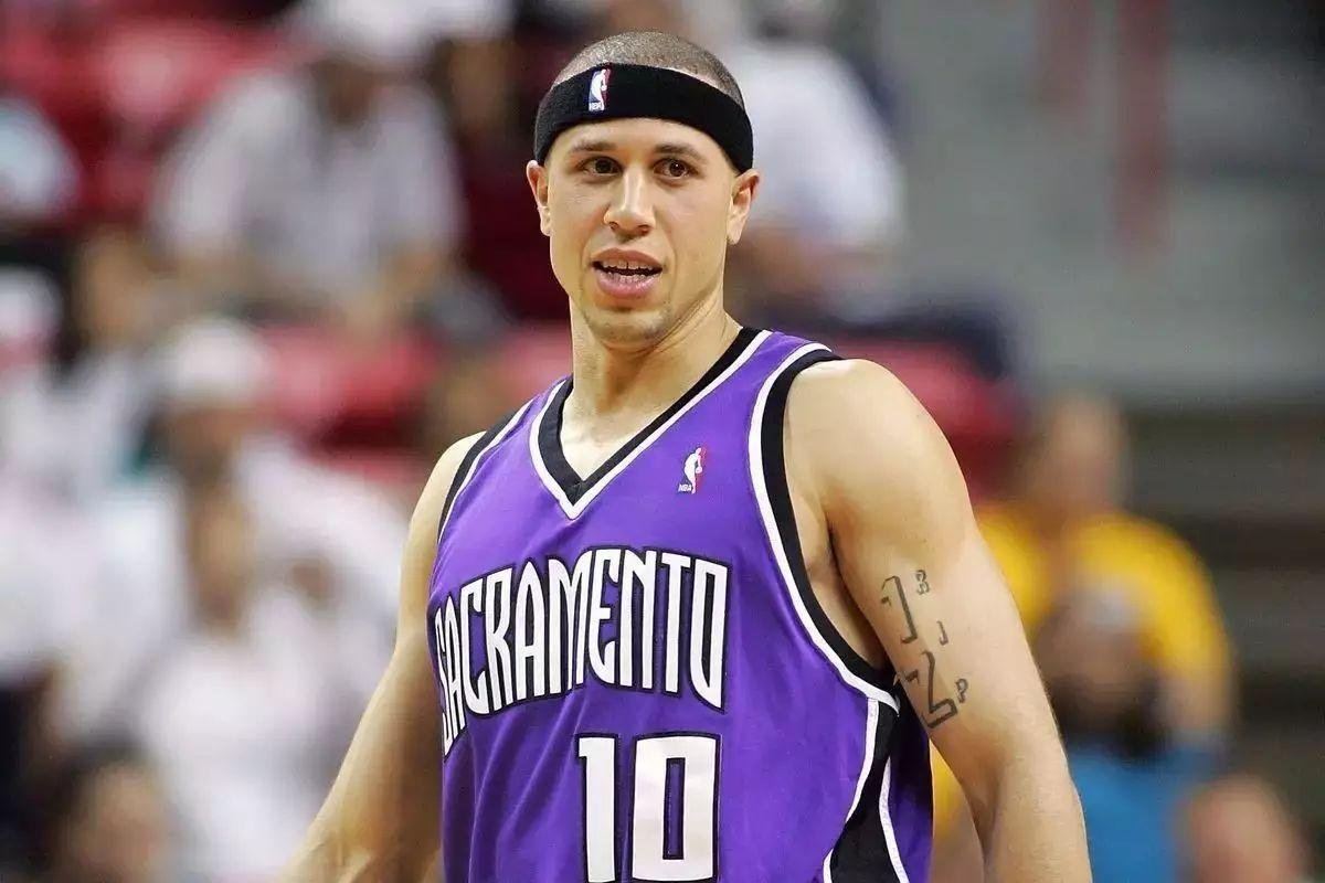 克莱汤普森是白皮肤，那么他是白人还是黑人？