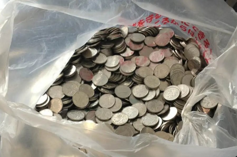 79岁老人去世后,家人整理遗物发现一柜子零钱,老人如何攒下的?