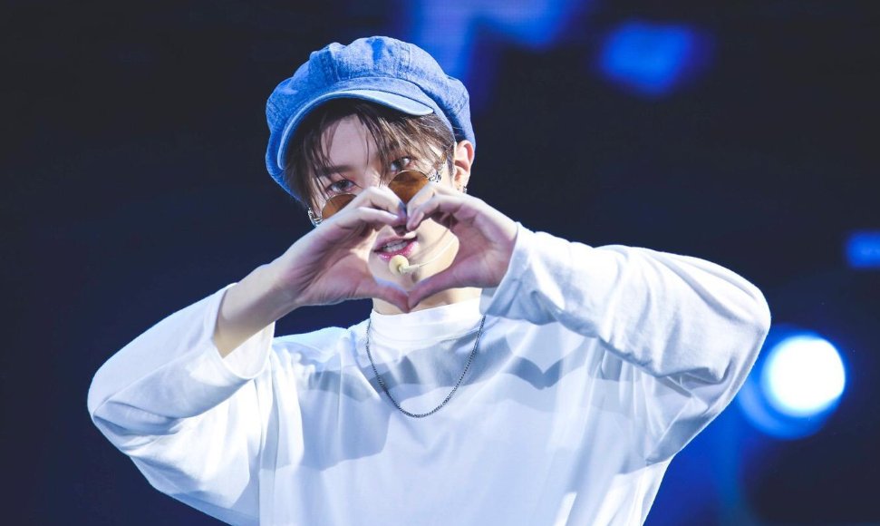 范丞丞与老板杜华同框上班一路热聊，他们的关系如何？