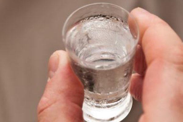 这么晚了，妈妈和阿姨还在喝酒！都给喝多了。。。我该怎么办？