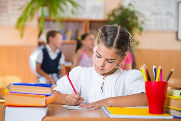 总是担心孩子坐姿不正导致脊椎弯曲，用棍子插在凳子中间防止孩子驼背有用吗？