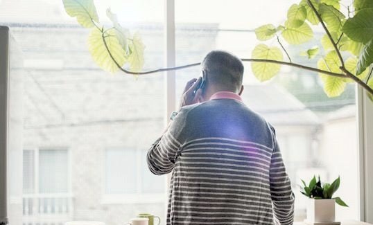 青岛警方通报酒店隔离人员坠亡，疫情期间如何疏导隔离者的心理？