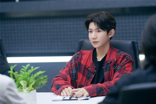 孟美岐点评周传雄被骂后，王源点评满江也被骂，他们有资格点评前辈吗？