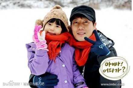 宋智雅在社交平台晒爸爸的照片，年轻时候的宋爸爸有多帅？