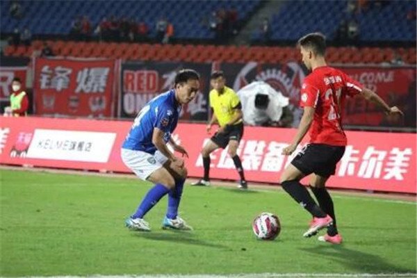 成都业余联赛球员飞踹裁判，涉事人员将面临什么处罚？