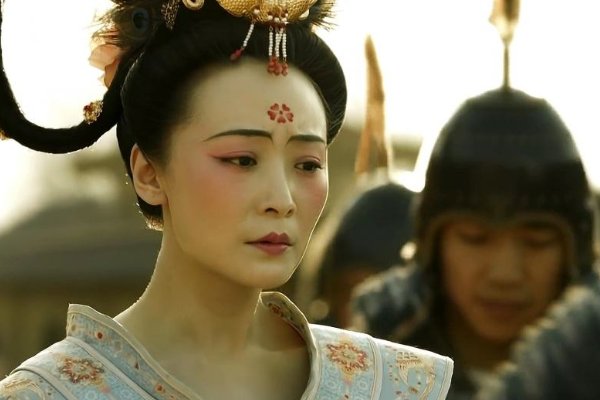 《长安十二时辰》里的严太真为什么要弄一个道姑的造型？