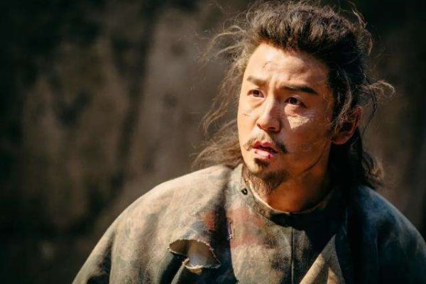 《长安十二时辰》里的严太真为什么要弄一个道姑的造型？