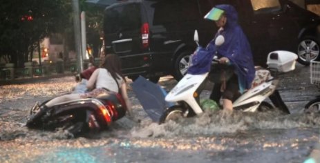 重庆小伙被大风吹起离地近三米，这起狂风暴雨还给当地造成了哪些影响？