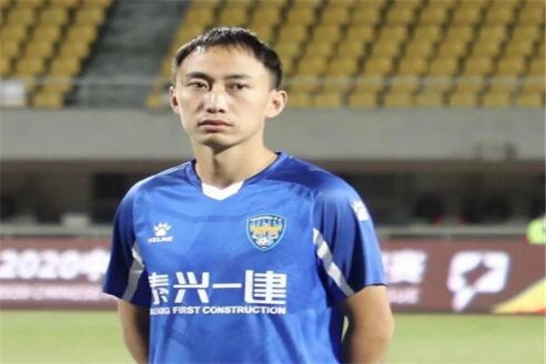 成都业余联赛球员飞踹裁判，涉事人员将面临什么处罚？