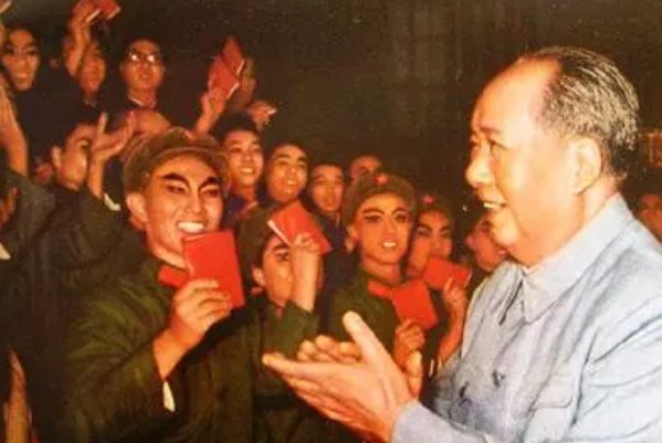 20世纪30年代,中国共产党内最早提出反对教条主义任务的领导人是()