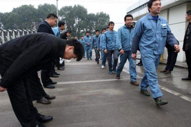 点头()腰(四字词语)