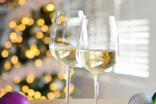 这么晚了，妈妈和阿姨还在喝酒！都给喝多了。。。我该怎么办？