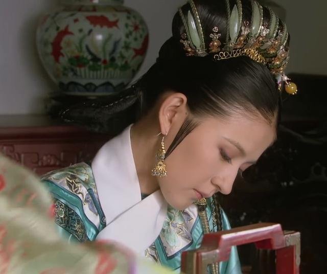 甄嬛传：齐妃和叶澜依无冤无仇，为何要残害叶答应？