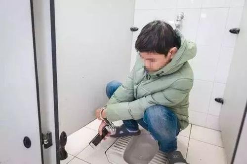 警方通报高校学生厕所内偷窥女教师,涉事人会被如何处罚?