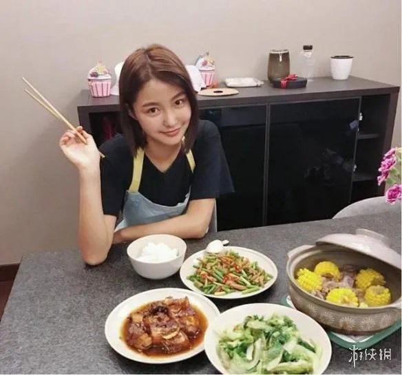 王思聪新欢张小蒙遭扒 有颜任性晒素颜照大秀厨艺！