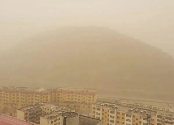 内蒙古包头因沙尘紧急停课，沙尘天如何正确防护？