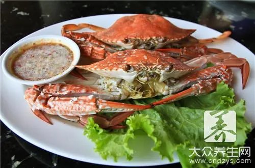 吃螃蟹喝什么酒呢