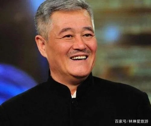 赵本山久违登台表演被狂热女粉丝强抱,假发都拽下来了。后来如何?