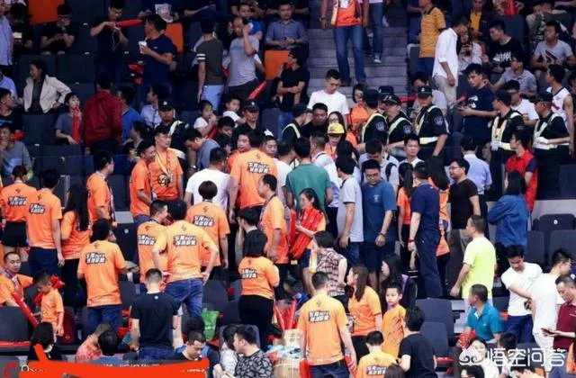 辽粤之战G4，广东主场出现球迷冲突互殴，你怎么看球迷的行为？