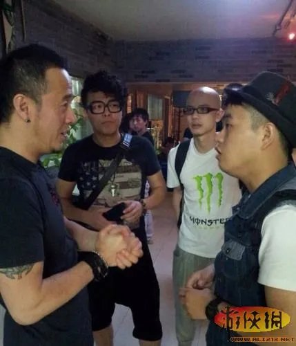 32郎激吻丁少华 《中国好声音》幕后照亲如家人