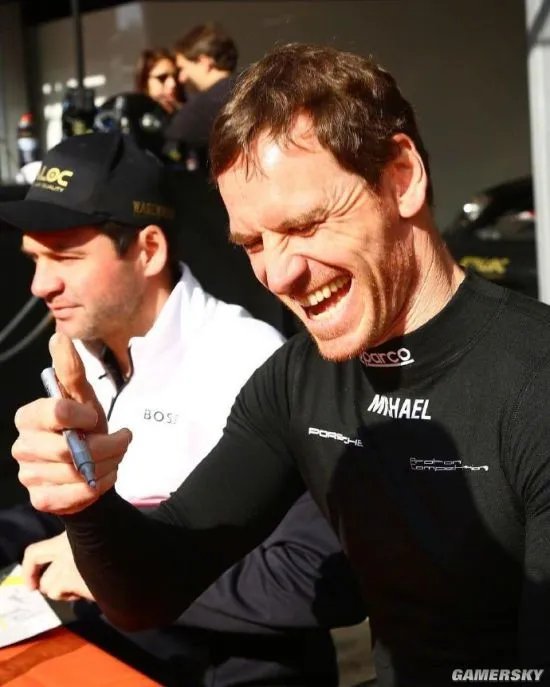 “法鲨”迈克尔·法斯宾德现身欧洲勒芒系列赛 身穿赛车服帅气依旧