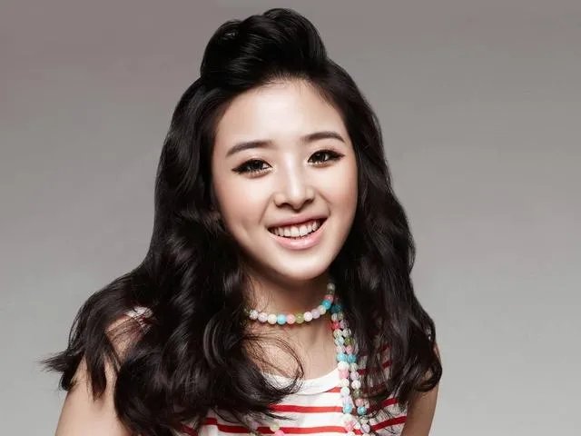 张含韵撞脸石原里美，那么她能像十元那样从事业低谷逆袭翻红吗？