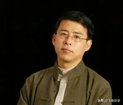 阿丘让中国给世界一个道歉，这种想法，是怎么来的？是小学老师教育的吗？