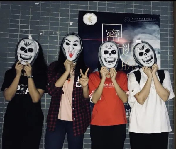 浙江一女孩玩密室逃脱被砍伤，头被缝了4针，这一游戏存在哪些安全隐患？