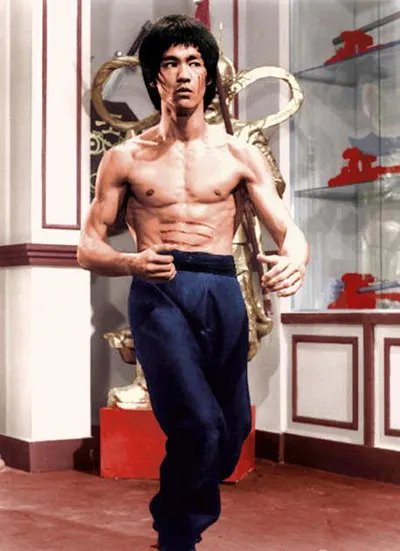 功夫巨星李小龙陈国坤肌肉身材大PK 看看两人到底有多像