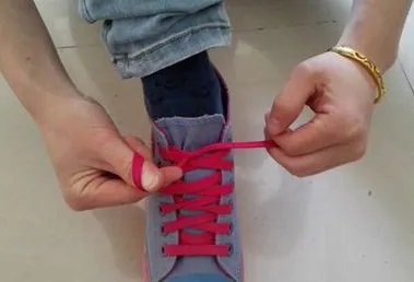 鞋带蝴蝶结的系法图解