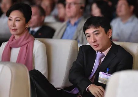 王思聪春节在三亚吃大鹅，还跟老板豪爽碰杯，你怎么看？