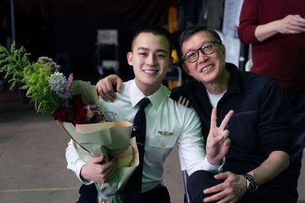 《中国机长》欧豪与副驾驶原型撞脸，你怎么看？