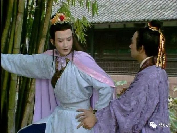 太子妃和皇上在树上玩耍他们不在乎风言风语