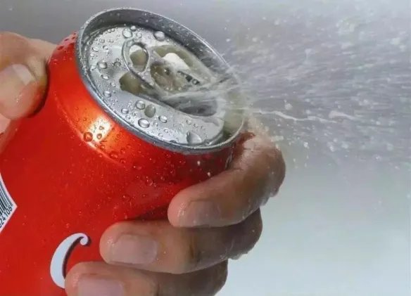 男孩开冰可乐被炸伤缝38针：夏季千万不能这么做！