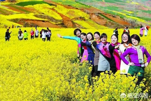 阿姨们照相带7条丝巾挪10次地方，丝巾墨镜成妈妈拍照必备，你的妈妈爱拍丝巾照吗？