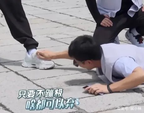 邓伦为他5次下跪,贾乃亮岳云鹏都讨好他,他是《极限挑战》里的谁?