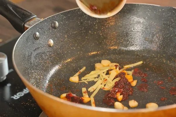 红烧鲤鱼的家常做法 怎么做红烧鲤鱼