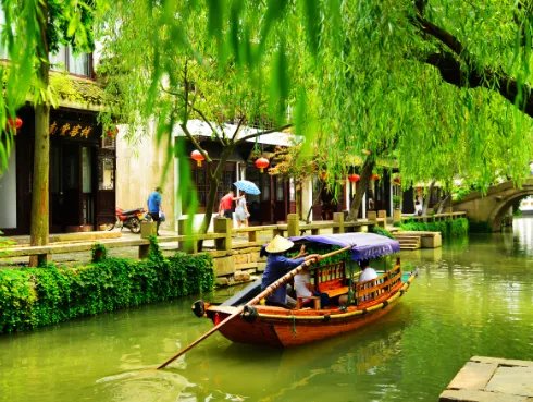 舟行碧波上，人在画中游。诗句的意思是？