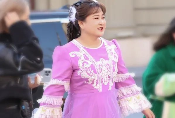 贾玲穿紫色公主裙录综艺被偶遇